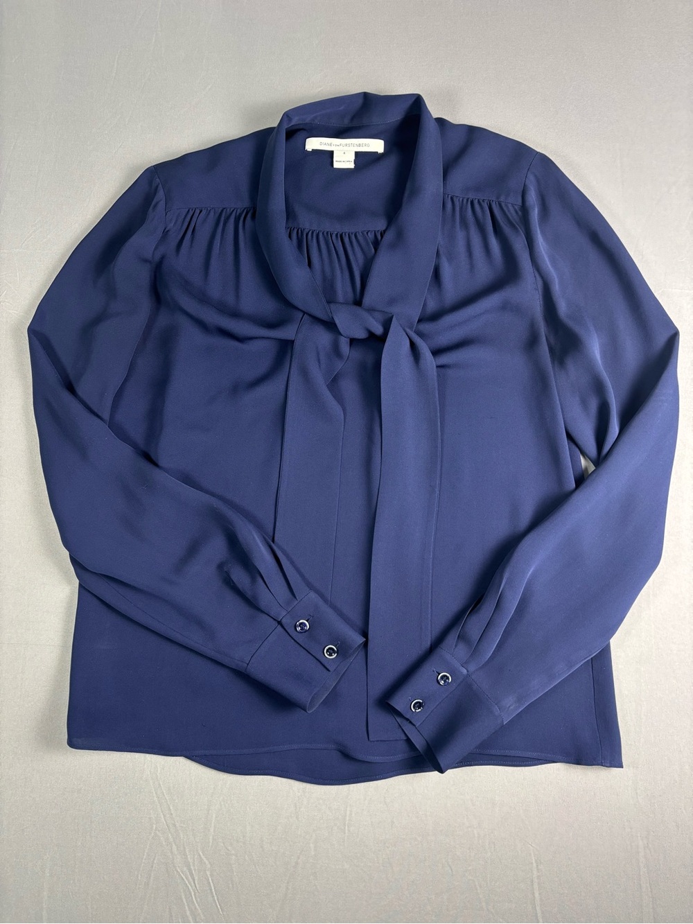 Diane Von Furstenberg 100% Silk Blouse Size 4 Navy Tie-Neck NWOT - Picture 4 of 15